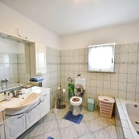 Holiday - Cdn021015-f * Brisevo