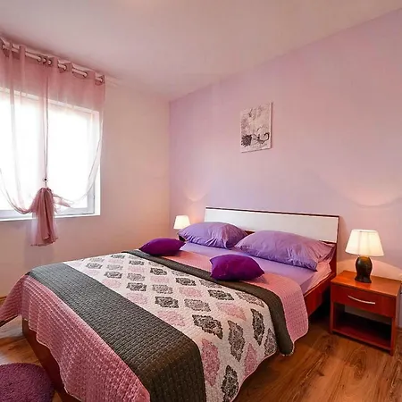 Holiday - Cdn021015-f * Brisevo